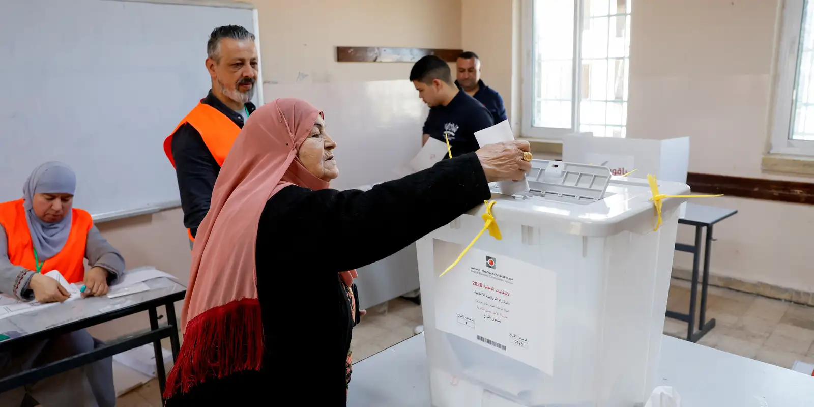 Palestinos vão às urnas em eleições municipais