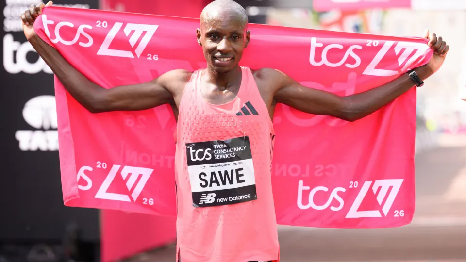 Queniano se torna primeiro atleta a correr maratona abaixo de 2 horas